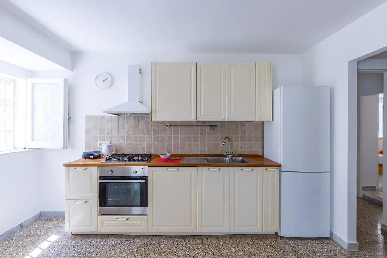 Romantic Place With Pines, Cats, Stunning View And Parking Neapol Apartmán