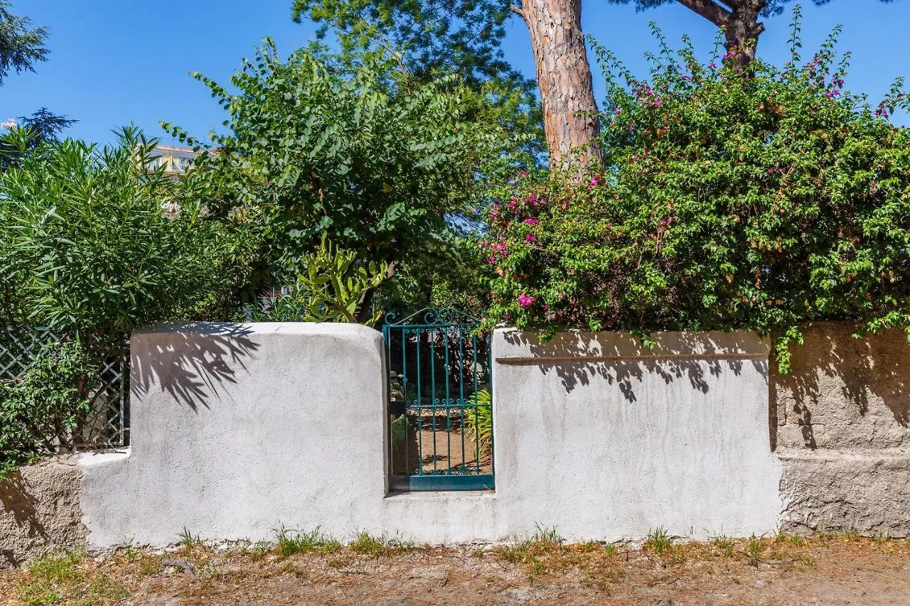 Apartmán Romantic Place With Pines, Cats, Stunning View And Parking Neapol Itálie