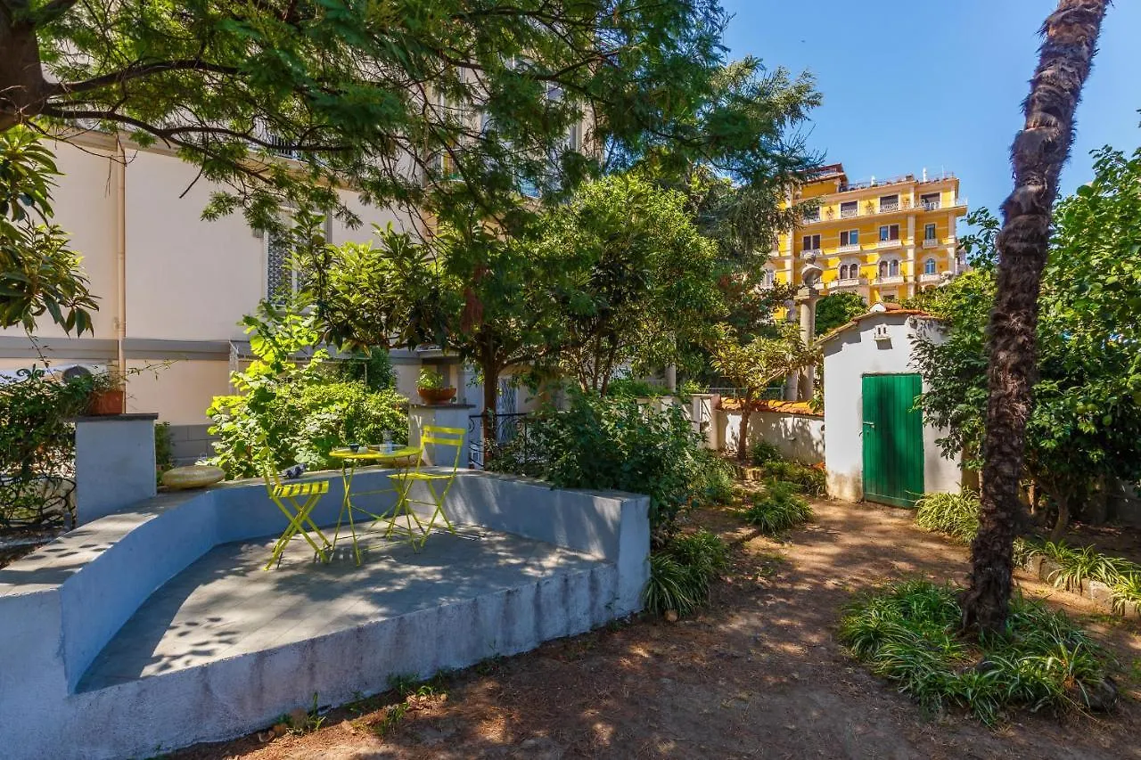 Romantic Place With Pines, Cats, Stunning View And Parking Neapol Apartmán