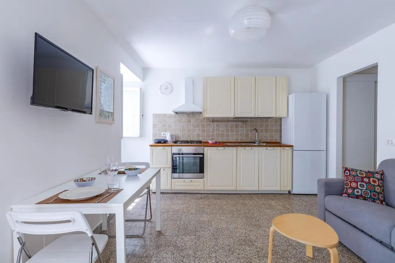 Romantic Place With Pines, Cats, Stunning View And Parking Neapol Apartmán