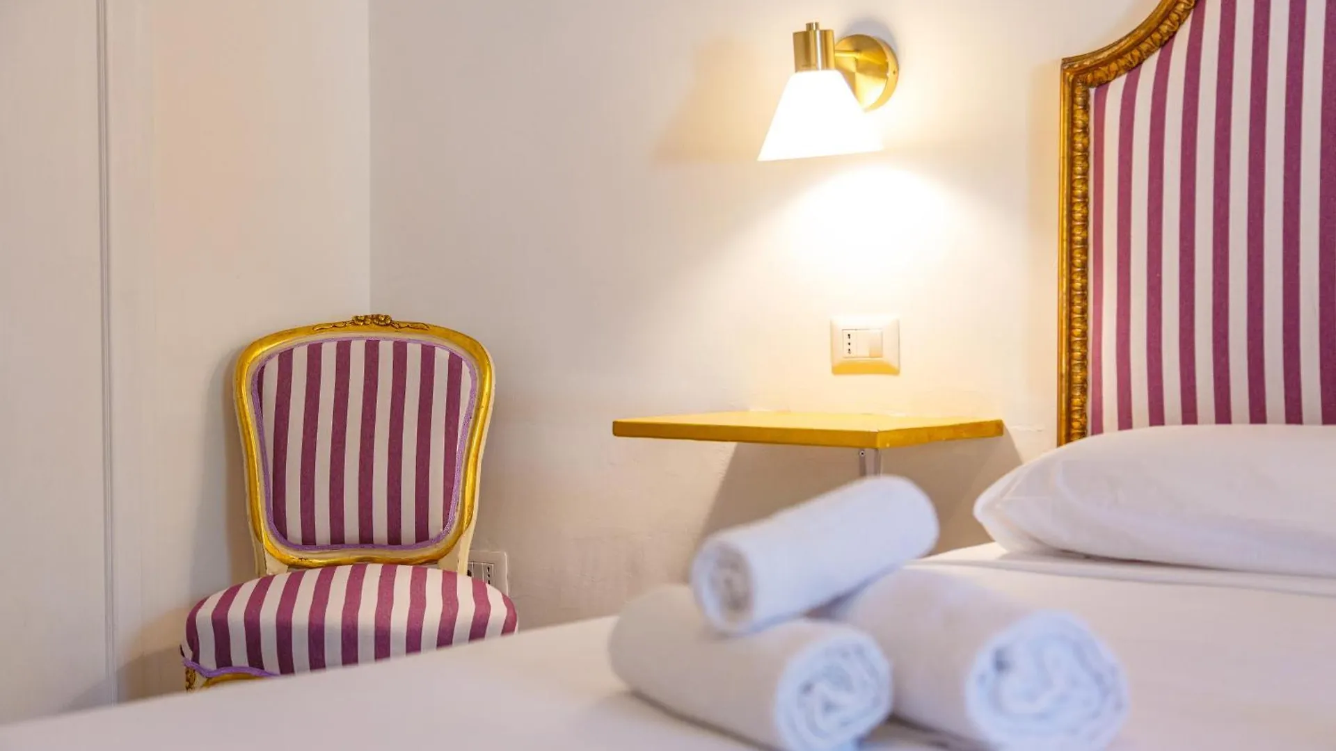 Apartmán Romantic Place With Pines, Cats, Stunning View And Parking Neapol