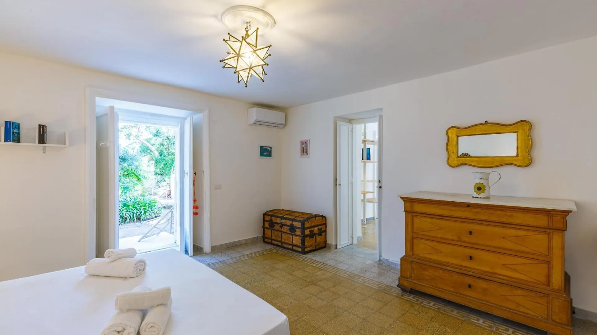 Romantic Place With Pines, Cats, Stunning View And Parking Neapol Itálie