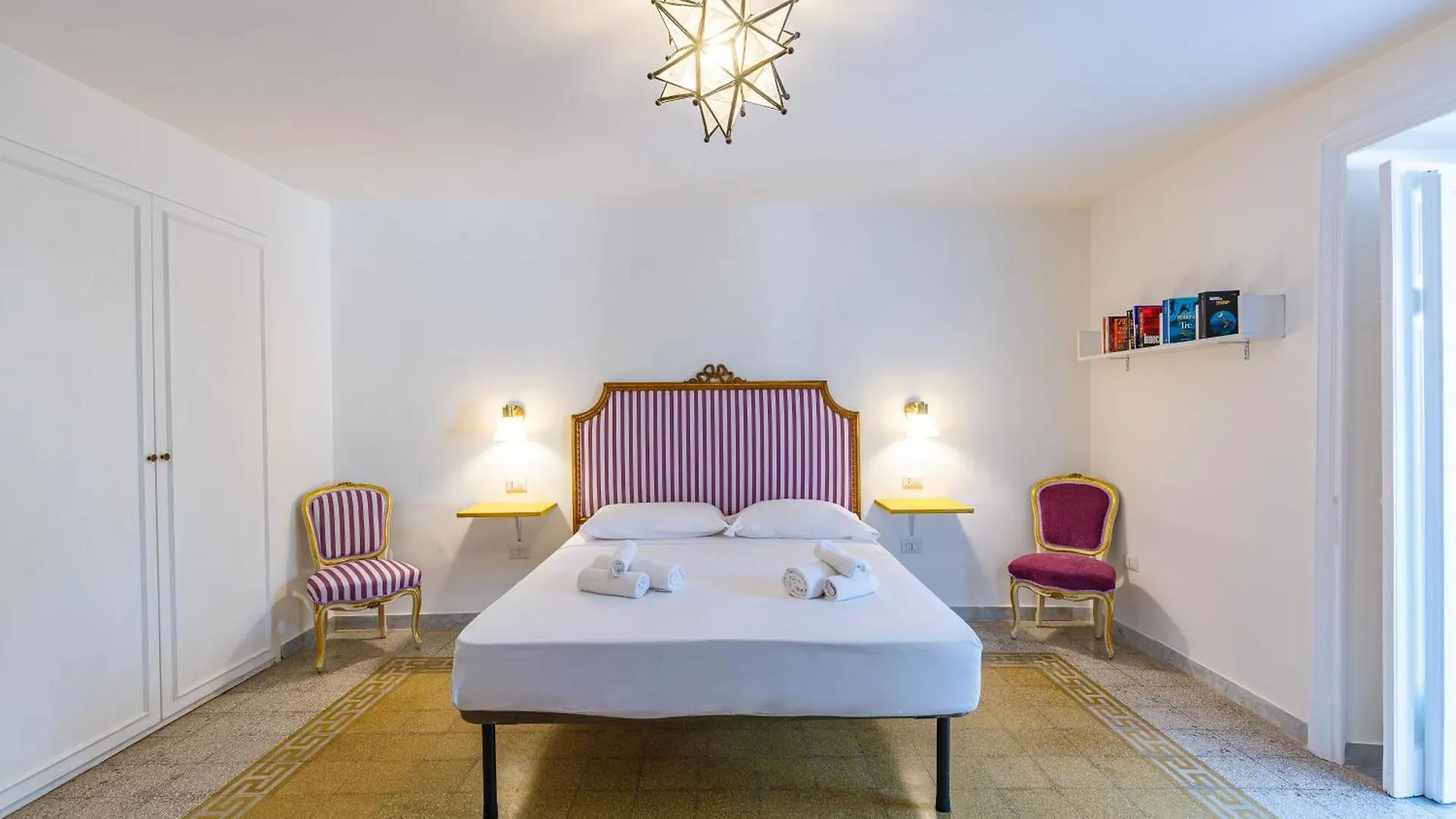Apartmán Romantic Place With Pines, Cats, Stunning View And Parking Neapol