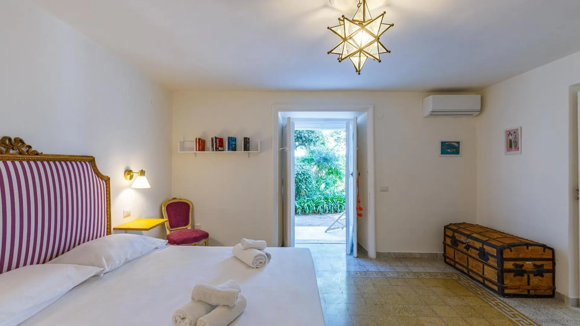Romantic Place With Pines, Cats, Stunning View And Parking 那不勒斯