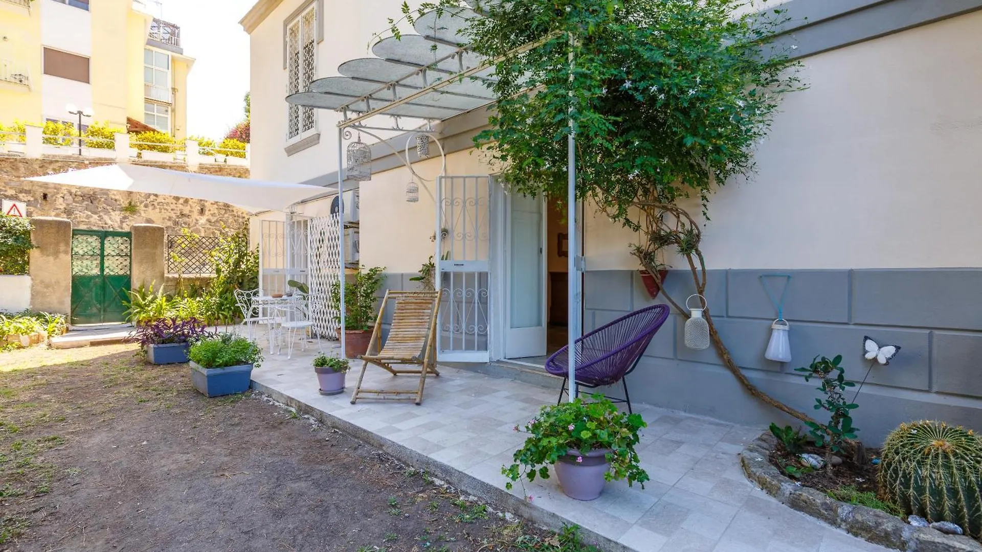 Romantic Place With Pines, Cats, Stunning View And Parking 那不勒斯